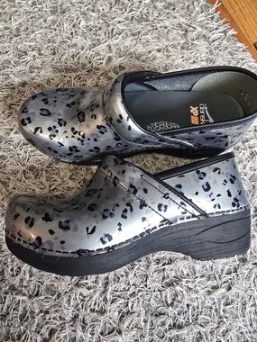Dansko XP 2.0 Clogs Leopard Print Metallic Size 36 Nurse Comfort Shoes